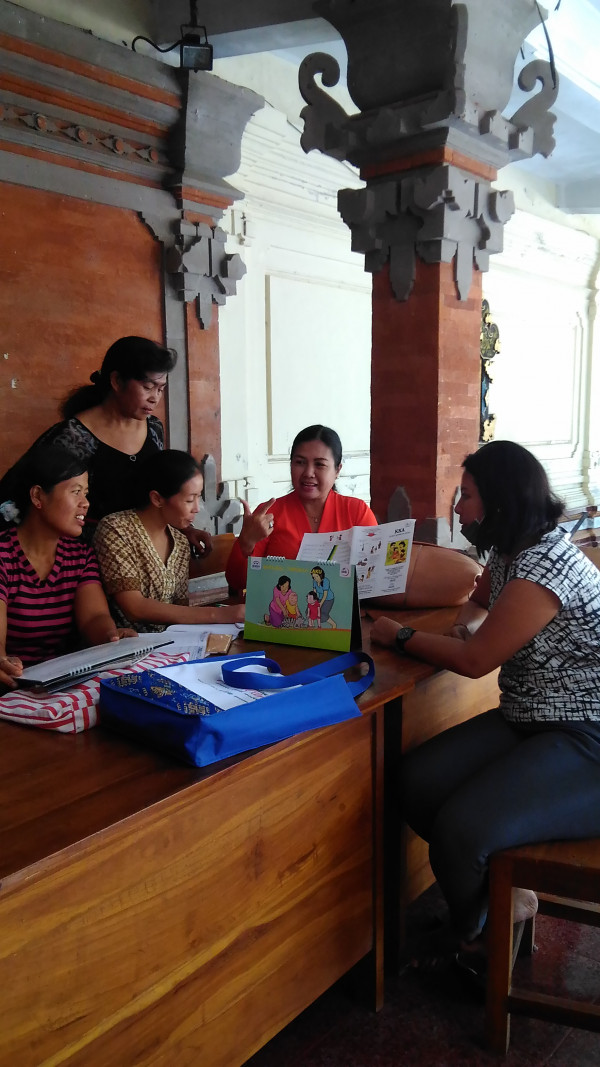 Penyuluh KB sedang menjelaskan cara pengisian KKA