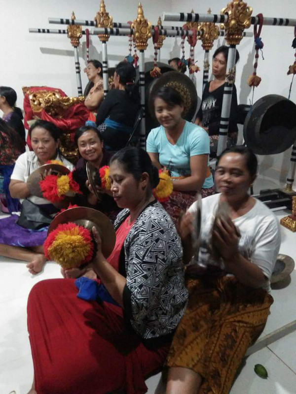 Latihan Gong kebyar ibu-ibu PKK Desa Penarungan