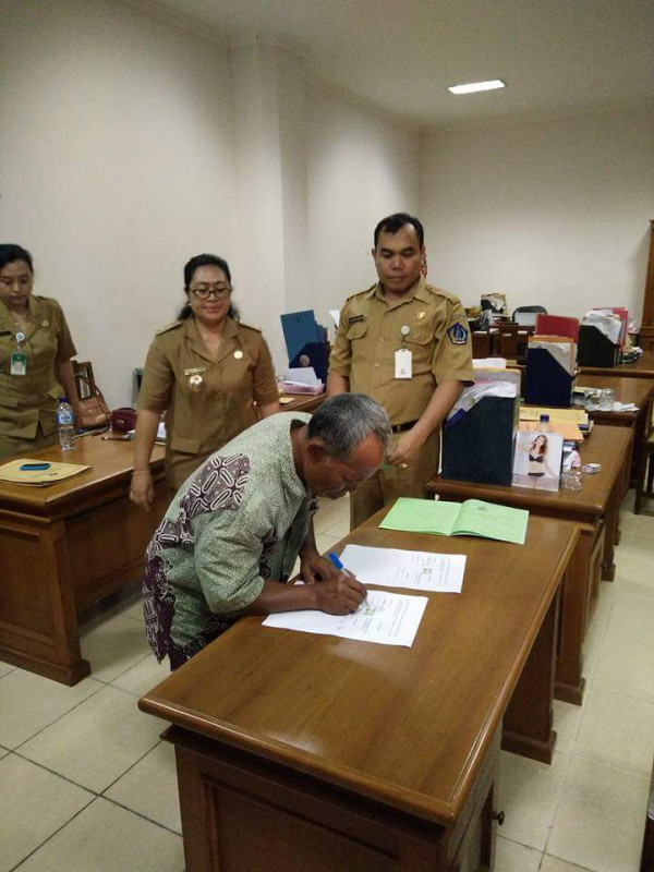 Penyerahan sertifikat kepada warga Desa Penarungan