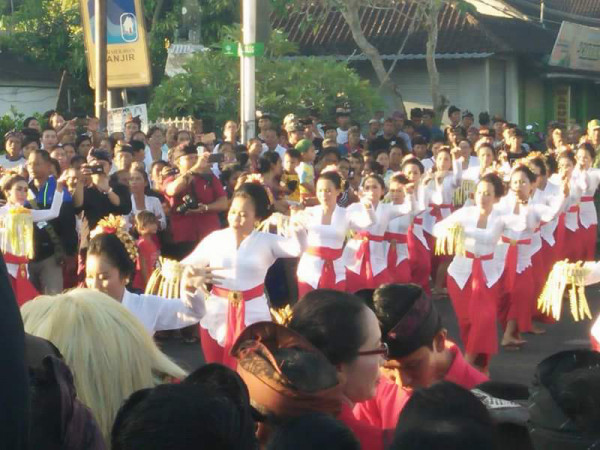 Menyambut Bupati Badung dengan tarian rejang renteng
