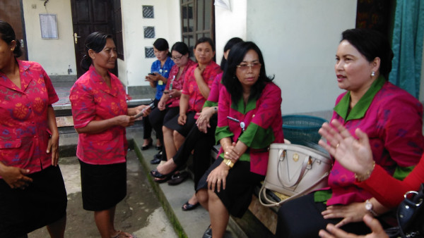 Pembinaan kelompok UPPKS kerajinan onggar oleh Ibu Bupati Badung