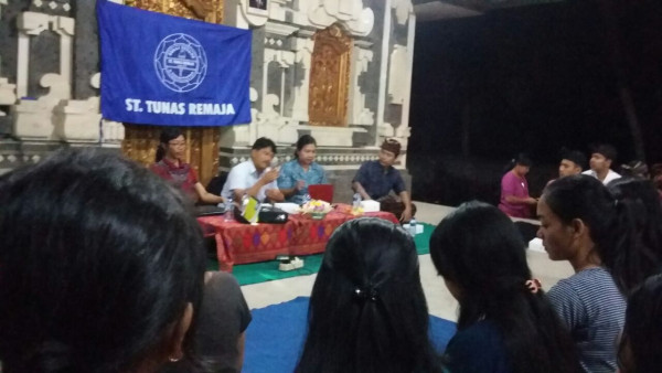  Narasumber sedang memberikan materi kesehatan produksi kepada peserta