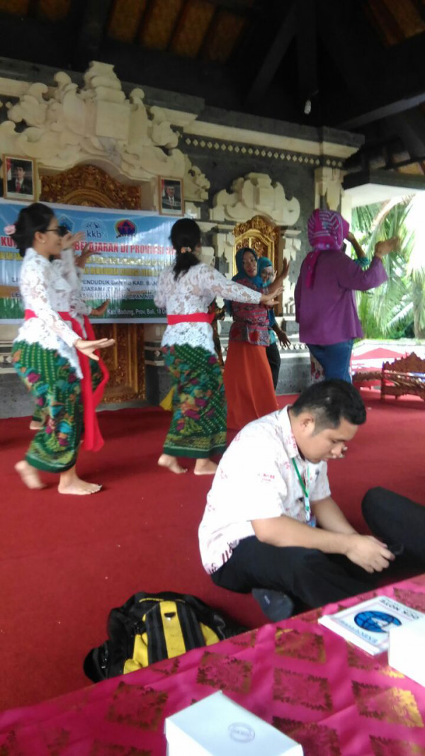 Tamu ikut belajar tati rejang renteng