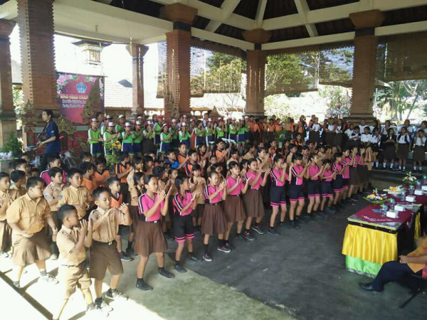 Paduan suara murid-murid