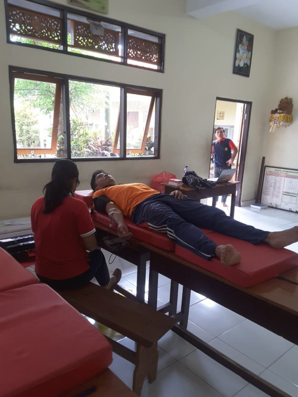 Pelaksanaan donor darah dalam rangka Bulan bakti gotong royong oleh pemerintah desa