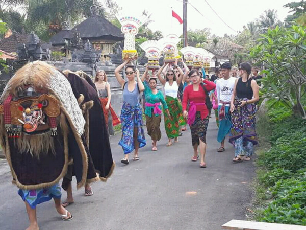 Wisatawan menikmati acara tradisonal Melelad