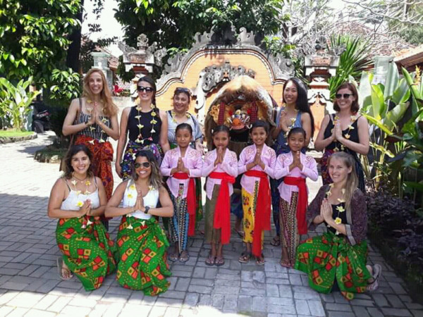 Wisatawan berfoto bersama penari cilik