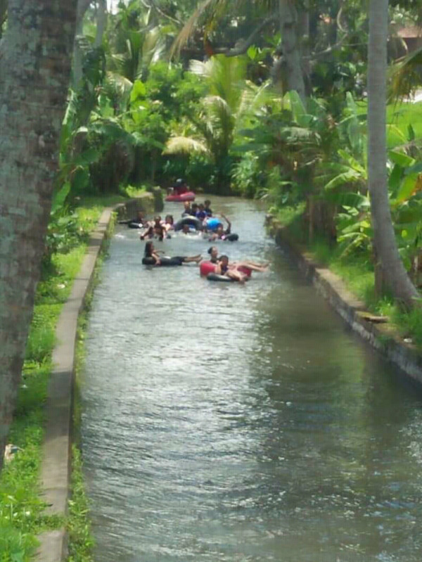 Masyarakat Desa sedang menikmati Wisata arung sungai