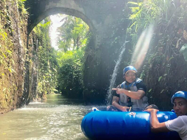 Wisata arung sungai di Desa Penarungan