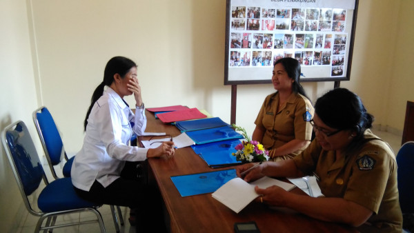 Sekretaris dan bendahara pokja Kampung KB sedang dinilai dan dibina