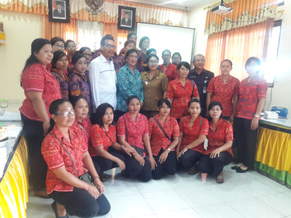 Foto bersama Tm penilai Kampung dengan para kader Tri bina  dan Pokja Kampung KN