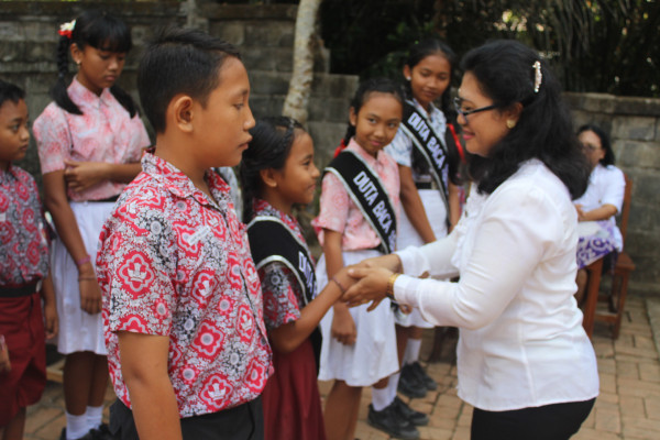 Penyematan Slempang Duta Membaca Sekolah oleh Ibu Perbekel Desa Penarungan