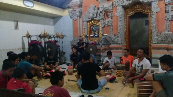 Sekeha Gong Banjar Bantas Melakukan Latihan Menabuh di Banjar