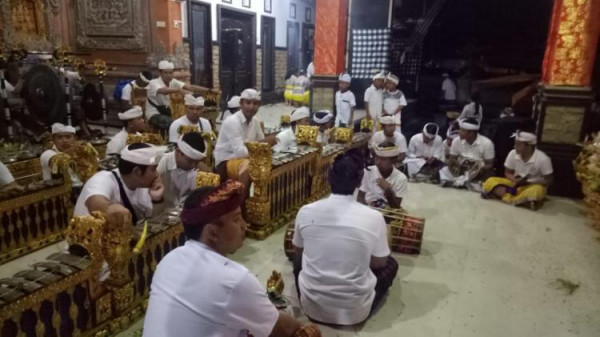 Odalan di Pura Melanting, Pemuda dan Anak-anak Banjar Umopoh Antusias Ngayah
