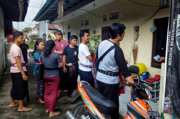 Kompak Berpakaian Adat Ringan, Anggota STT Eka Satya Dharma Menggalang Dana Dalam Bentuk Bazar