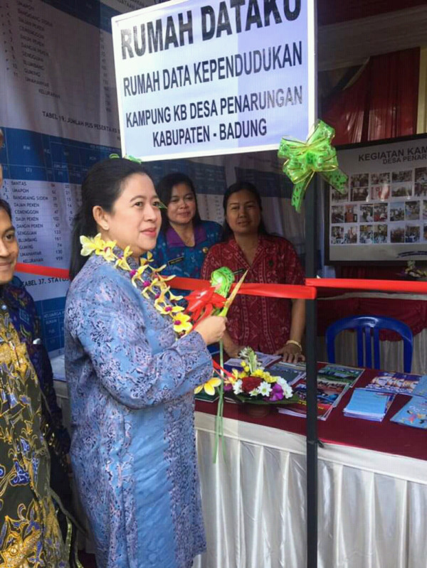 Pemotongan pita peresmian rumah datang kampung KB Desa Penarungan