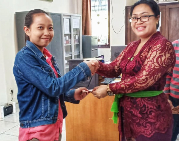 Desa Dinas Penarungan Salurkan Beasiswa Bagi Siswa SMA Kurang Mampu