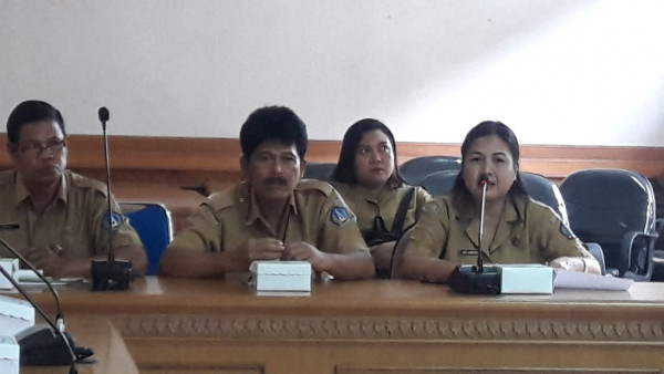 PKB sedang menyampaikan pemaparan kegiatan program yang telah dilaksanakan di Kampung KB Desa Penarungan