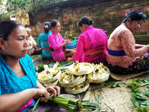 Persiapan Piodalan Di Pura Dalem Hyang Soka Desa Penarungan