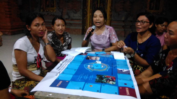 Melaksanakan simulasi Pola Asuh Anak dan Remaja oleh kader BKB dan BKR