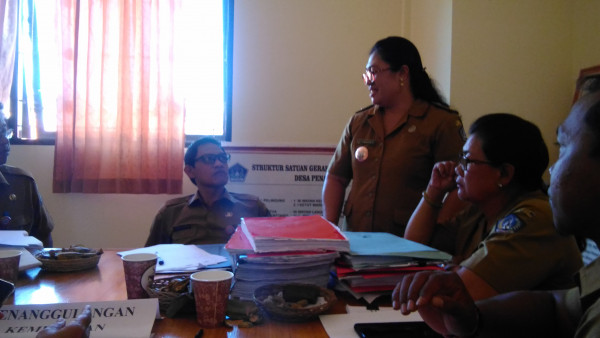 Sebagai pendamping pada pembinaan Evaluasi pengembangan desa di bidang penanggulangan kemiskinan