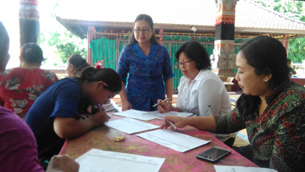 Membina kader BKB mengisi administrasi BKB