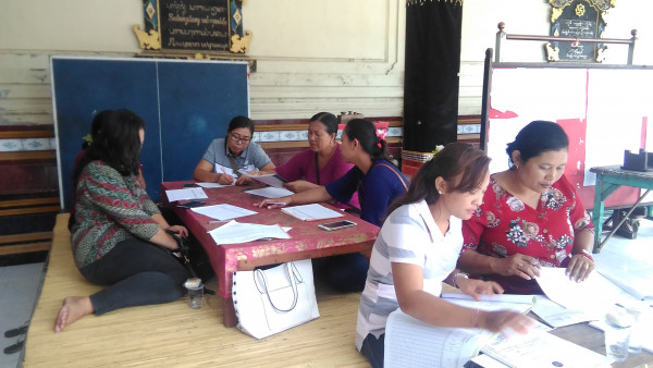 Kader BKB sedang mengisi administrasi BKB