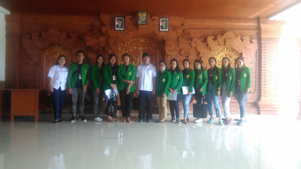 Melakukan pembinaan kepada Mahasiswa KKN dari Universitas Mahasaraswati 