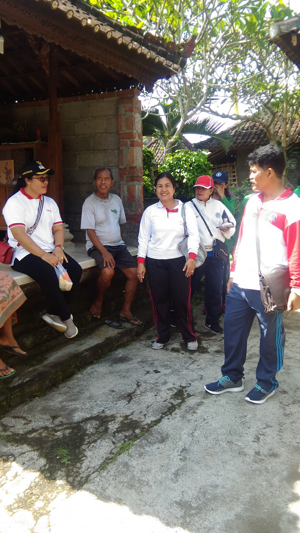 Tim dari desa dengan pemilik rumah
