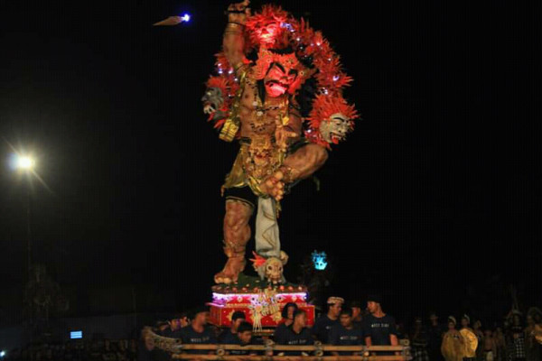 Lomba atraksi ogoh-ogoh di Desa Penarungan