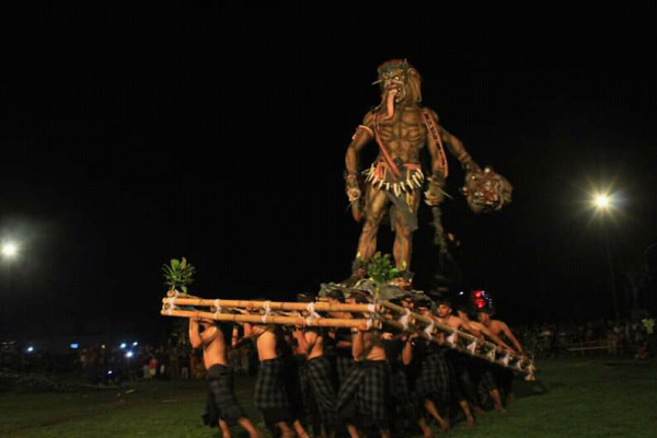 Atraksi ogoh-ogoh oleh para pemuda