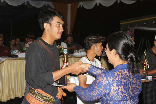 Penyerahan hadiah kepada para pemenang oleh Kepala Desa Penarungan