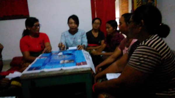 Ibu-ibu kader BKB dan kader Pola Asuh Anak melakukan latihan Simulasi Pola Asuh Anak