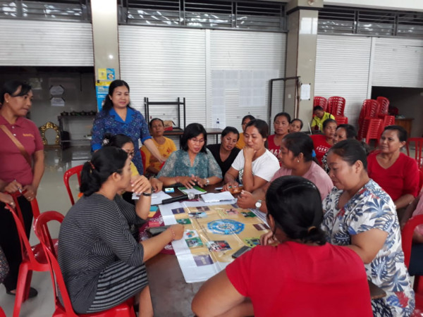 Moderator sedang memberikan aturan permainan