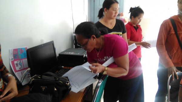 Mengisi daftar hadir pasien