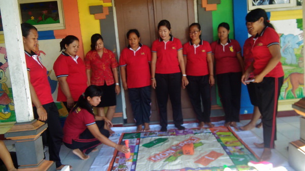 Melakukan kegiatan penyuluhan oleh kader BKR dengan permainan monopoli Gender