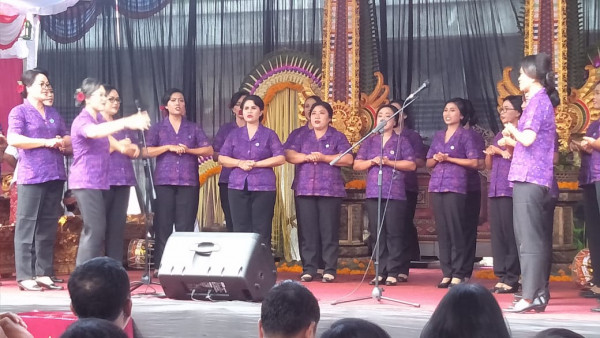 Koor PKK Desa Penarungan dengan menyanyikan lagu Mars PKK dan Mars Desa Penarungan