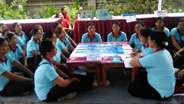 Penyuluhan dengan permainan simulasi Pola asuh anak