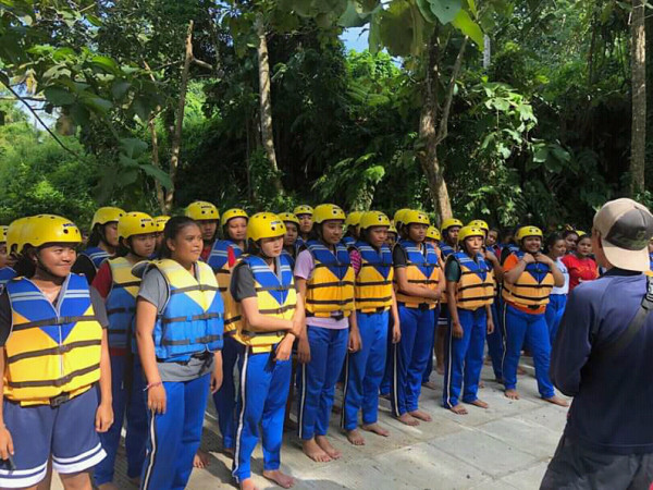 Para pengunjung yang Mandalay arahan dari pemandu wisata sebelum pelaksanaan arung sungai