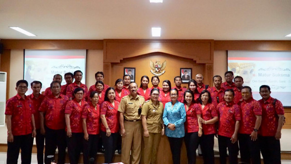 Pemaparan Perbekel Penarungan dalam Lomba Evaluasi Perkembangan Desa