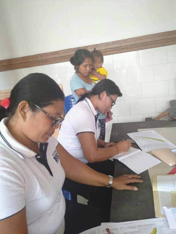 Kader mencatat kehadiran peserta BKB