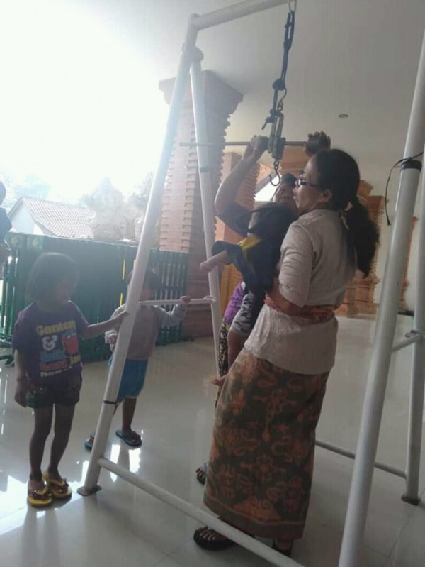 Kader Posyandu menimbang anak balita