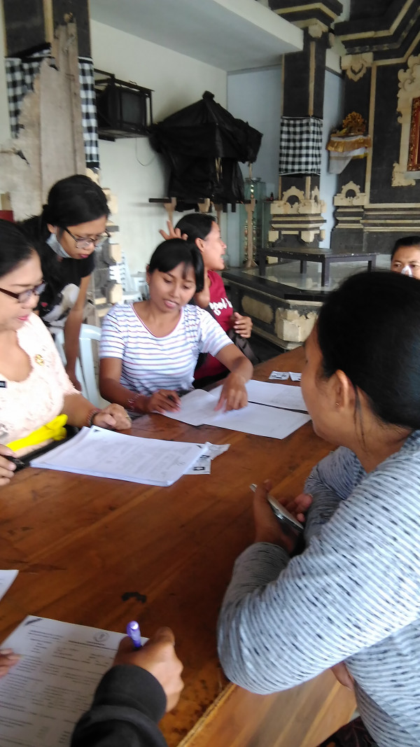 Pelaksanaan kegiatan KB dan Pap Smear dengan mobil pelayanan