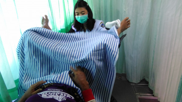 Petuga sedang melaksanakan pemeriksaan