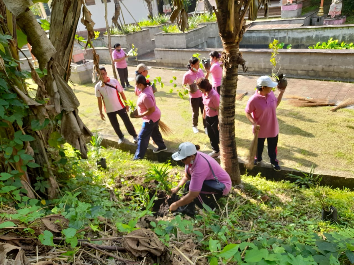Kegiatan gotong royong di Pura Taman Paluh