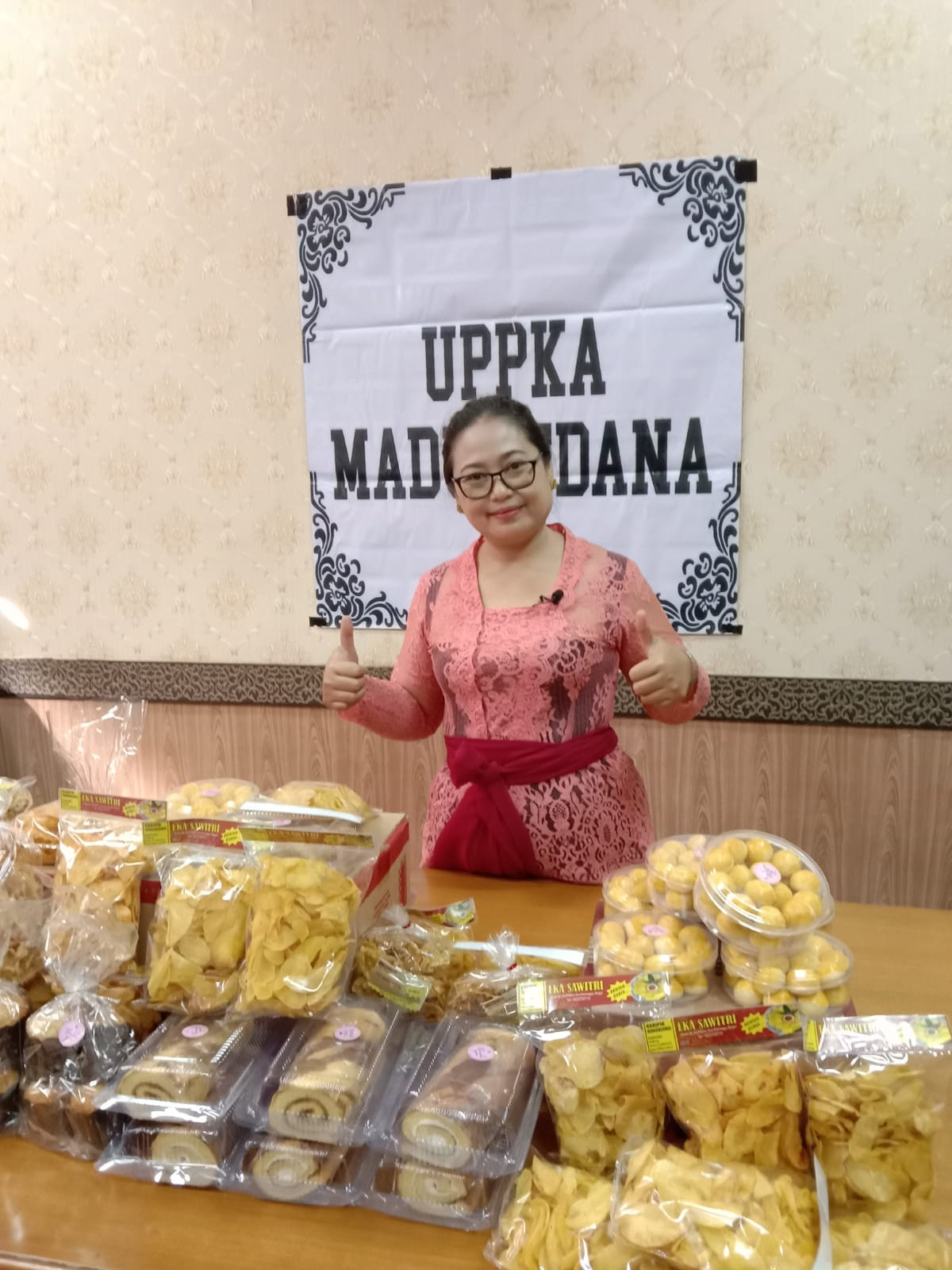 Ketua kelompok UPPKA memprosikan peoduknya