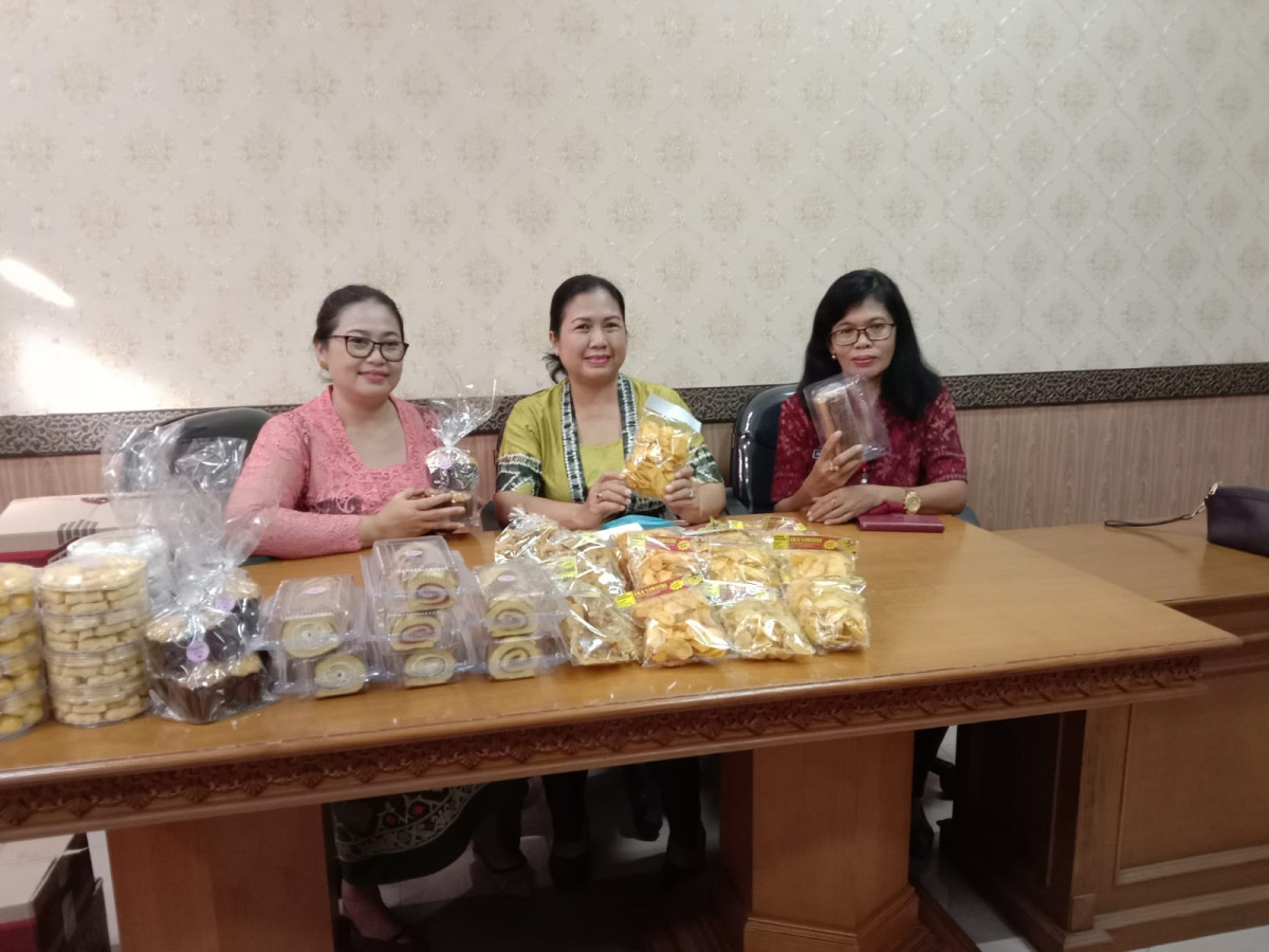 Foto bersama ketua kelompok UPPKA ,  Penyuluh KB dan perwakilan OPD KB kab. Badung