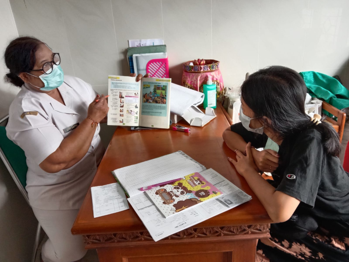 Pelaksanaan KIE oleh Kader TPK dari unsur Bidan kepada sasaran Ibu hamil