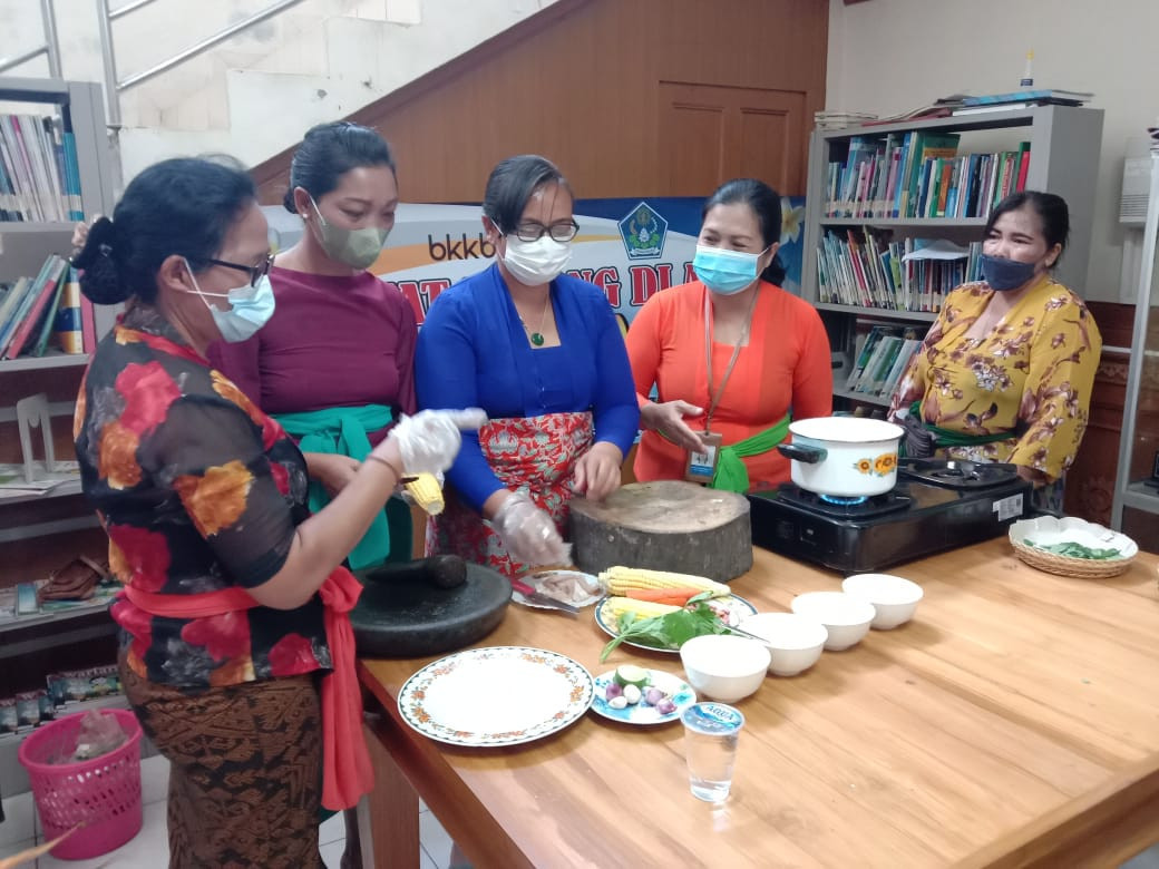 Bersama Penyuluh KB bersama-sama mempraktekan pembuatan Sup jagung kelor, Nuget nila kelor dan pepes nila kelor
