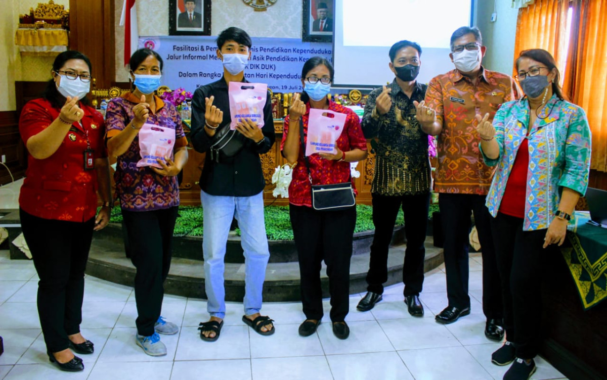 Penyerahan bantuan berupa vitamin dan susu kepada peserta